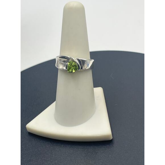 Sterling Silver 925 Trillion Cut Prong Set Peridot Solitaire Modern Ring Sz 7.5 - Picture 4 of 10